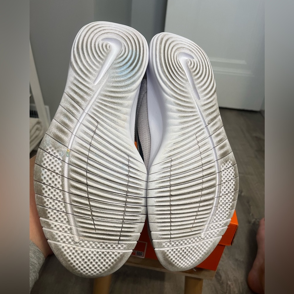 Women's Nike W Flex Experience Run 12 Sneakers- Size 8.5- Pre-owned - Picture 5 of 7